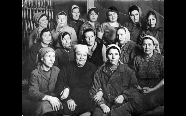 Работницы лабаза Маломорского рыбозавода. Александра Беклимишева — шестая в дальнем ряду