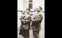 Глава правительства ВТР Ахметджан Касими с семьей 22 августа 1949 года — за два дня до вылета на заседание Народного политического консультативного совета Китая и за три для до своей гибели.