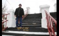 Краевед Владимир Сильченко показывает отметки подъема Витима в половодье на новой лестнице.