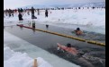 Поплавать в ледяной воде озера решится не каждый