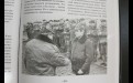 Генерал-лейтенант Михаил Паньков вручает погоны подполковника майору Михаилу Карамышеву. Ханкала, 23 февраля 1996 года. Фото из книги «Крайний вылет»