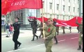 Коммунисты пронесли большую копию Знамени Победы по центру Иркутска