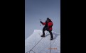 Самая высокая точка Антарктиды — гора Винсен. На то, чтобы сфотографироваться всегда — минуты две. Правило гор гласит: чем ниже, тем безопаснее