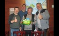В день приезда в Усть-Илимск «Голубые береты» праздновали свое 32-летие. Пограничники города вручили именинникам праздничный торт.