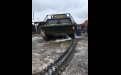 Даже такой мощный танк, переделанный под нужды геологоразведки из армейского бронетранспортера, не выдерживает суровых условий и требует ремонта.