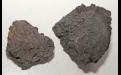 Это не просто два камня, а остатки руды из плавильной печи металлургического центра, который когда-то находился в местности Волчья Пасть. Их обнаружил житель Анги и подарил музею.