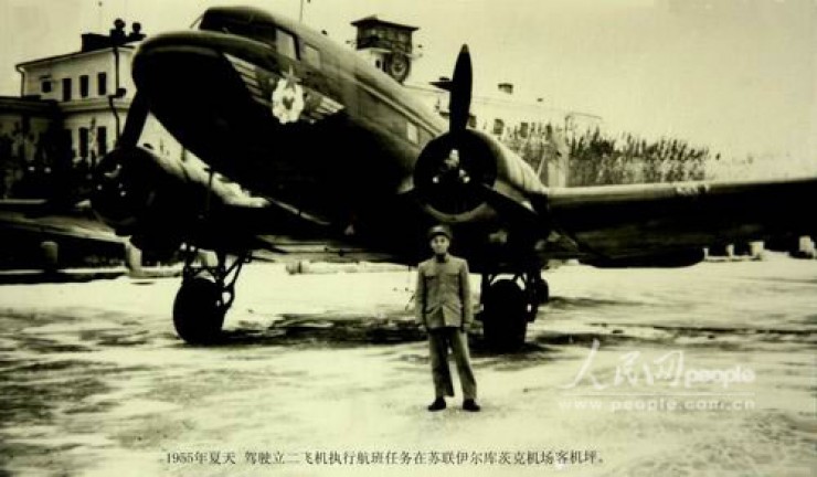 Ли-2 авиакомпании «СКОГА» с китайским экипажем в Иркутском аэропорту. Символика СКОГА на левом борту на китайском языке. Зима 1954—1955-х годов.