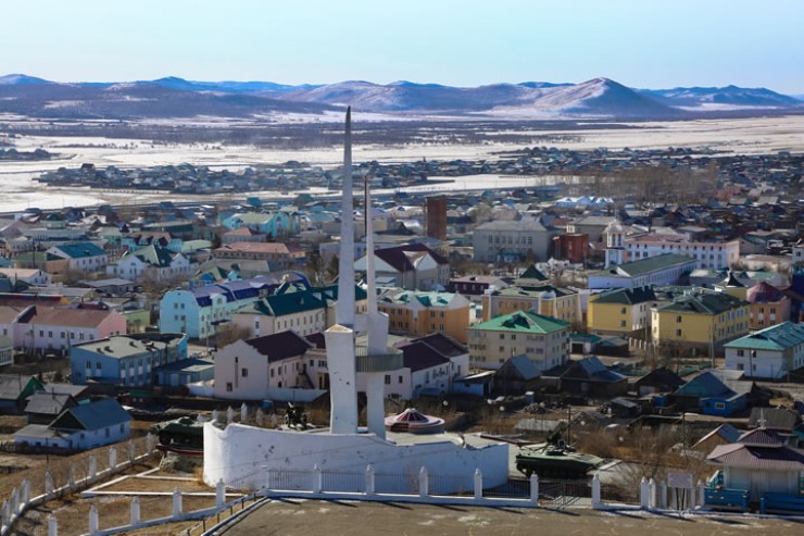 Штыки на мемориале Славы возвышаются над поселком. Современный, ухоженный населенный пункт — таким Агинское стало в начале двухтысячных.