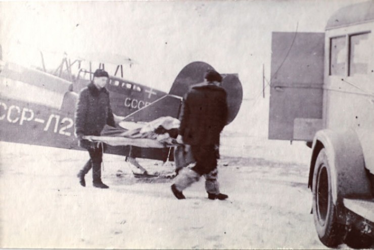 Самолёт По-2 после выполнения санитарного задания; 1950 год. Из фондов Музея истории Иркутского аэропорта