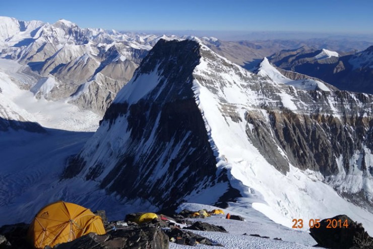 Лагерь по пути на Эверест; высота — 7700 метров