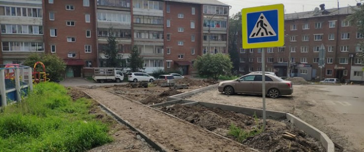 Работы по благоустройству территории на бульваре Постышева. Иркутск, август 2019 года