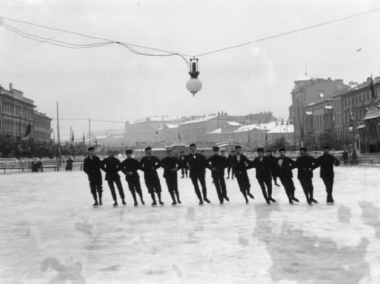 Фигуристы на катке на Фонтанке. 1900–1908 годы. Мультимедиа Арт Музей, Москва Фигуристы на катке на Фонтанке. 1900–1908 годы. Мультимедиа Арт Музей, Москва