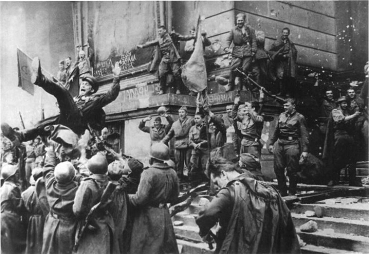 Бойцы 150-й стрелковой Идрицко-Берлинской, ордена Кутузова 2-й степени дивизии у Рейхстага