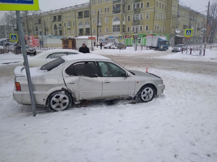 Утром после снегопада в Иркутске было зафиксировано большое количество ДТП. Особенно много их было в районах со сложным ландшафтом, например в Березовом.  