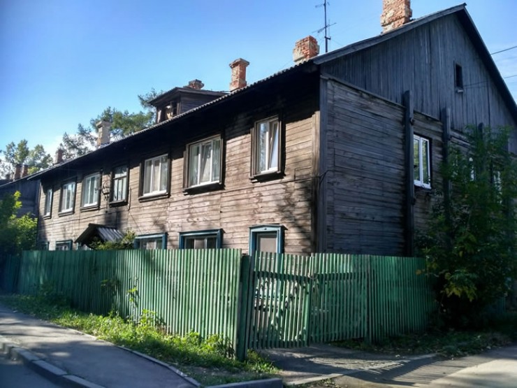 Восьмиквартирный двухэтажный дом с печным отоплением по адресу Култукская, 22/3, был возведен больше 70 лет назад. В 2016 году он был признан аварийным и подлежащим сносу.