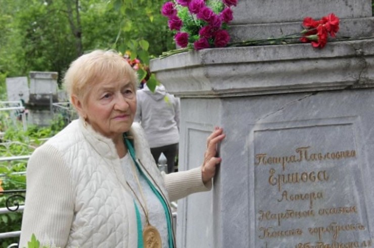 У мемориала знаменному прадеду в Тобольске в 2015 году.  