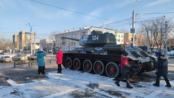 Танк-памятник Т-34 в Иркутске. Ежегодно здесь проводят торжественные мероприятия. 