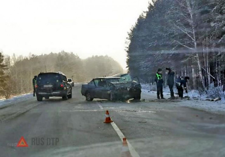 В этом ДТП 9 января на 8-м километре Александровского тракта столкнулись три автомобиля: Toyota Carina, Toyota Camry и Toyota Raum. Три человека погибли на месте. Сотрудники следственных органов ищут свидетелей 