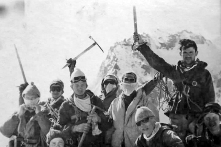 1969 год. Казахстан. Покорение пика Комсомола (4330,9 м). Григорий Скаллер на фото в верхнем ряду справа