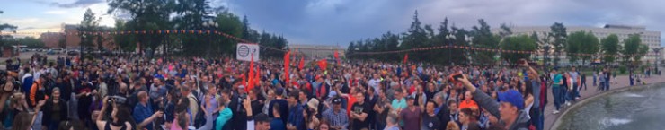 Панорама из сквера имени Кирова во время проведения акции в Иркутске против повышения цен на бензин. И это далеко не все, кто попал в кадр. По разным оценкам, собралось от 1000 до 1500 человек.  Даже досадно: народу много, а толку мало