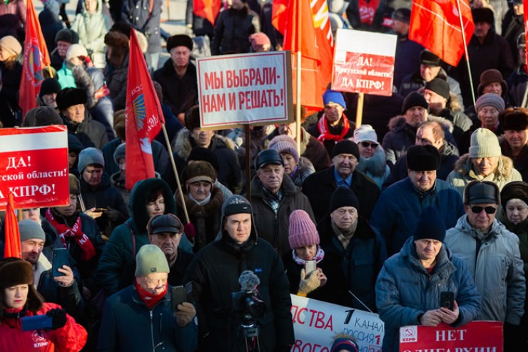 Митинг в Иркутске 14 декабря 2019 года. Практически все ораторы подчеркивали, что Сергей Левченко — единственный из руководителей регионов, кто публично выступил против пенсионной реформы. Кроме того, Левченко отказал магнату Дерипаске в повышении в два раза энерготарифов, заставил олигархов увеличить налоговые платежи, отвадил коррупционеров от лесной кормушки и выступил за прямые выборы мэра Иркутска. Совершенно очевидно, что все это и стало причиной телевизионного «мочилова», грязной кампании лжи и клеветы