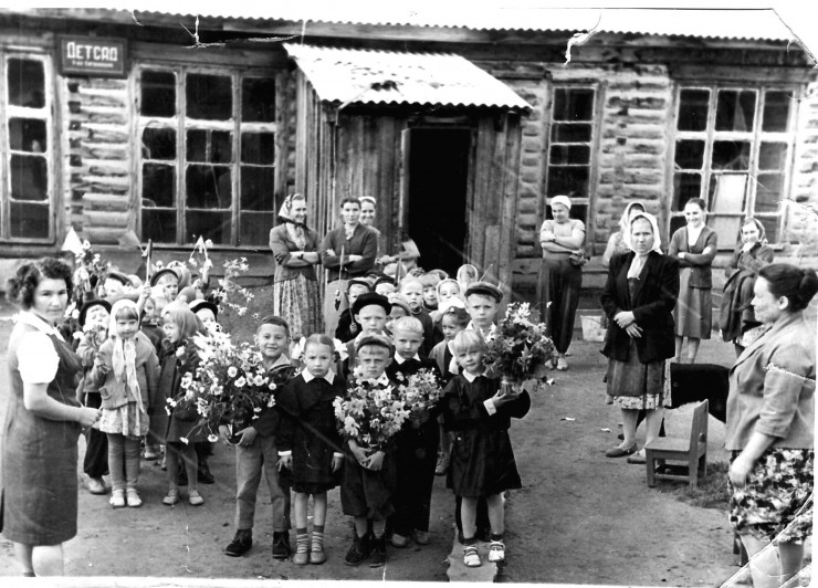1 сентября 1962 года: очередная группа юных согдиондонцев отправляется из детсада прямиком в школу (крайний слева, с цветами — автор).