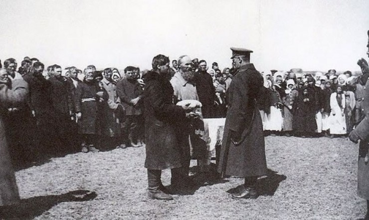 Крестьяне встречают Верховного правителя России А.В.Колчака. Сибирь, 1919 год