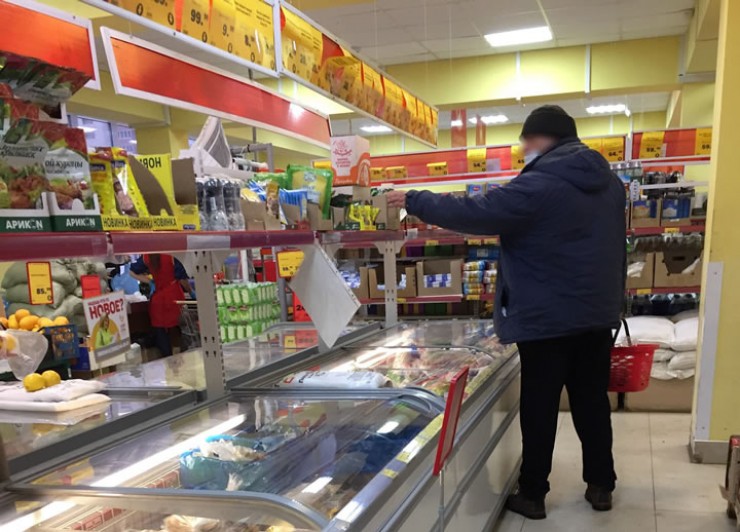 Фото торгового зала магазина «ХлебСоль» на улице Пискунова в Иркутске. Обычный магазин. Светлый и достаточно чистый. На заднем плане можно разглядеть цену на лимоны: 85.90. Берём не задумываясь