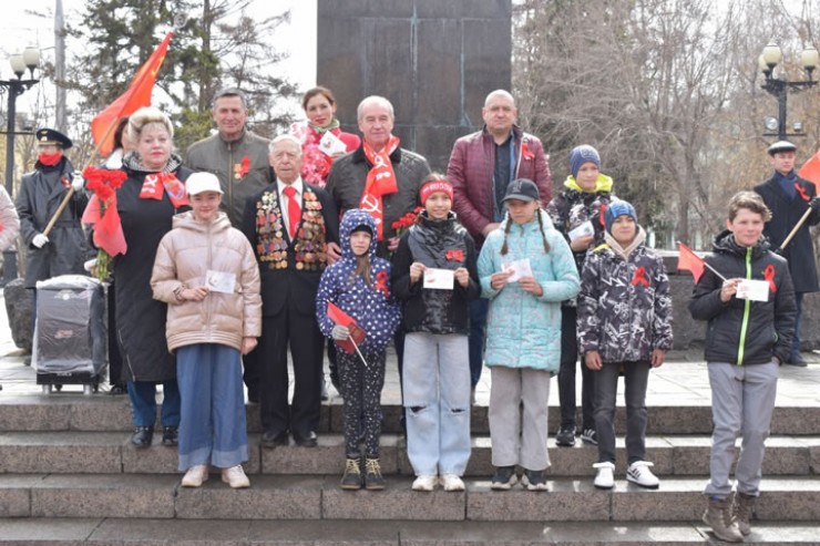 1 мая в Иркутске коммунисты, комсомольцы и сторонники партии отметили День международной солидарности трудящихся у памятника основателю советского государства Владимиру Ильичу Ленину, прошли шествием по улицам города, а также провели автопробег. На мероприятии отметили тех, для кого спорт стал трудом и кто достиг определённых результатов. В 2022 году нормативы ГТО сдали коммунисты, их дети. Золотыми, серебряными и бронзовыми значками «Готов к труду и обороне» наградил их ветеран труда, ветеран Великой Отечественной войны и ветеран партии, председатель Совета старейшин при Иркутском обкоме КПРФ, разрядник по восьми видам спорта, кандидат в мастера спорта по многоборью, рекордсмен России в метании диска, рекордсмен мира по толканию ядра Константин Михайлович Познянский. 1 мая в Иркутске коммунисты, комсомольцы и сторонники партии отметили День международной солидарности трудящихся у памятника основателю советского государства Владимиру Ильичу Ленину, прошли шествием по улицам города, а также провели автопробег. На мероприятии отметили тех, для кого спорт стал трудом и кто достиг определённых результатов. В 2022 году нормативы ГТО сдали коммунисты, их дети. Золотыми, серебряными и бронзовыми значками «Готов к труду и обороне» наградил их ветеран труда, ветеран Великой Отечественной войны и ветеран партии, председатель Совета старейшин при Иркутском обкоме КПРФ, разрядник по восьми видам спорта, кандидат в мастера спорта по многоборью, рекордсмен России в метании диска, рекордсмен мира по толканию ядра Константин Михайлович Познянский.