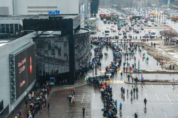 Очередь людей к мемориалу рядом с «Крокус Сити Холл». Фото телеграмм-канала «Новости Москвы»