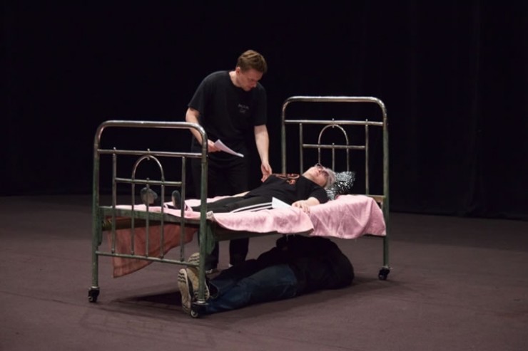 Сцена из спектакля: теща на кровати и Ипполит Матвеевич