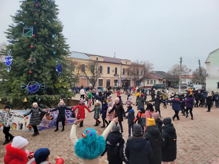 Город Старобельск Луганской Республики. Коммунисты организовали вручение новогодних подарков и хоровод вокруг ёлки с Дедом Морозом.