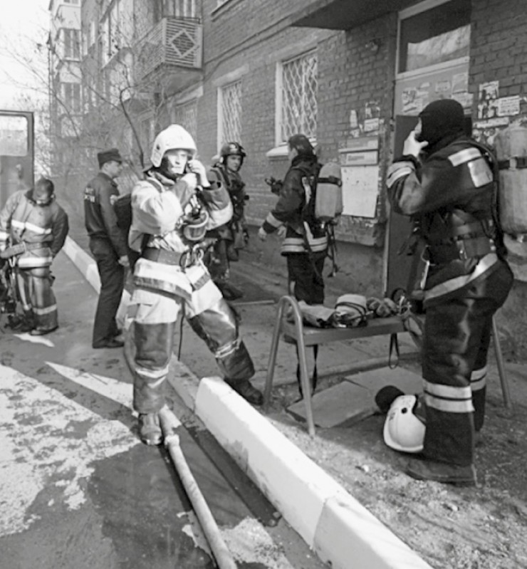 Благодаря своевременному вызову пожарных и оперативным действиям огнеборцев удалось избежать человеческих жертв.