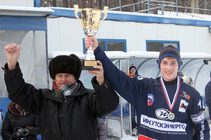 23 ноября 2015 года. Олег Катин вручает кубок капитану команды победителей турнира памяти Александра Шишкина. Как оказалось, в последний раз… В январе 2016-го знаменитого хоккеиста и тренера не станет