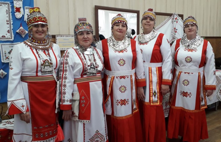 Главное отличие национальных чувашских костюмов в том, что все геометрические орнаменты имеют форму булгарской рунической письменности.