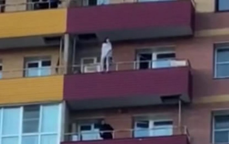 Девушка сидела на перилах балкона 14-го этажа