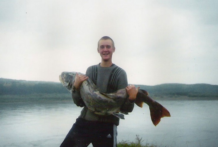 Приезжая домой, Антон Иванов отправляется на рыбалку по Чае; в этой горной речке ему удалось поймать тайменя весом 27 килограммов