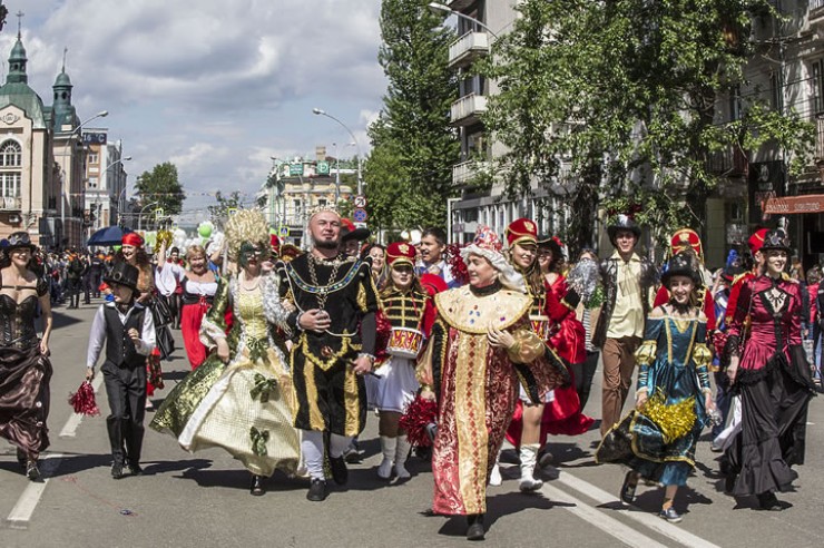 На фото – яркие моменты карнавальных шествий в Иркутске в прошлые годы. 