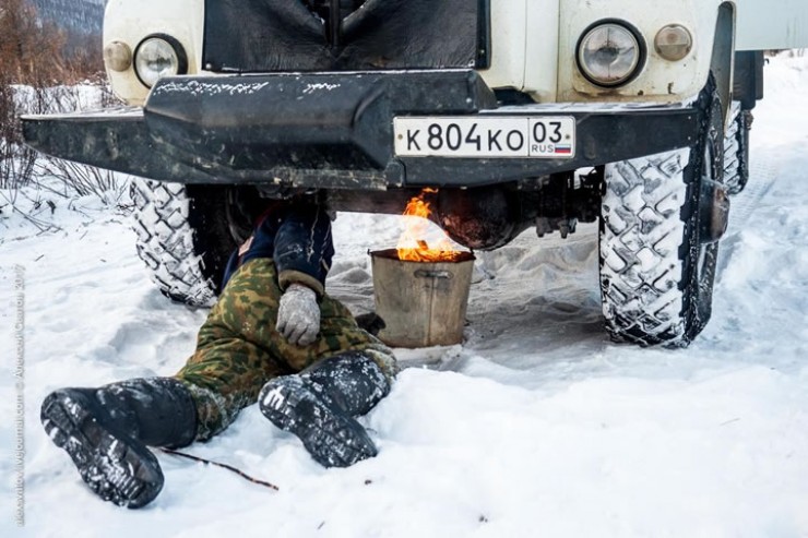 Сибирские мужики греют машины всеми доступными средствами
