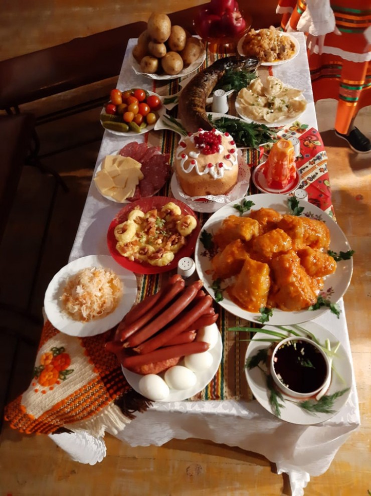 Праздничный стол в ролике-победителе: все блюда натуральные, в том числе  и запеченная щука