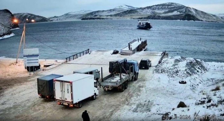 На ольхонской переправе грузовик едва не протаранил легковушку. Кадр онлайн-камеры Weacom На ольхонской переправе грузовик едва не протаранил легковушку. Кадр онлайн-камеры Weacom