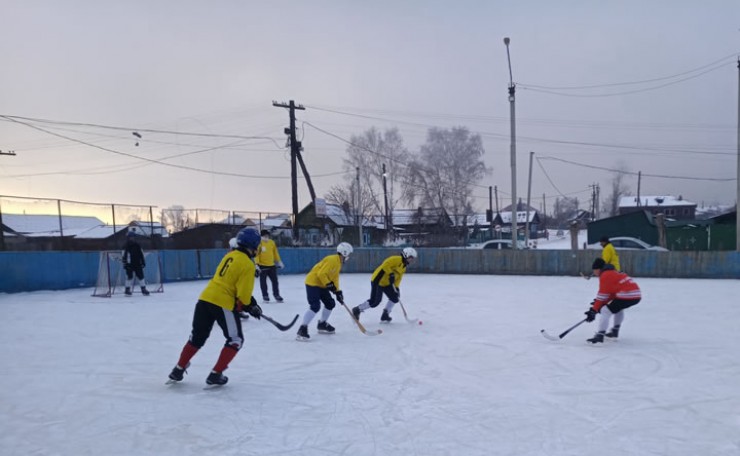 Один из популярных видов спорта на селе — хоккей. Несколько поколений тренируются на льду.