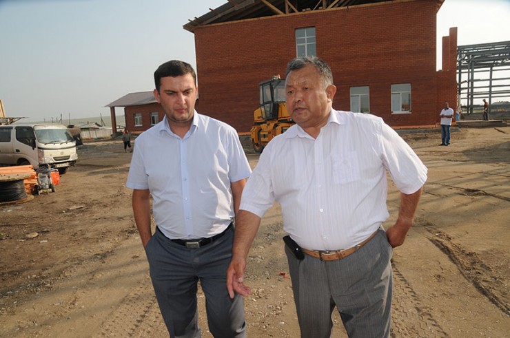 Кузьма Алдаров осматривает строящуюся школу. За три года в округе построено и отремонтировано 40 объектов социальной сферы. 