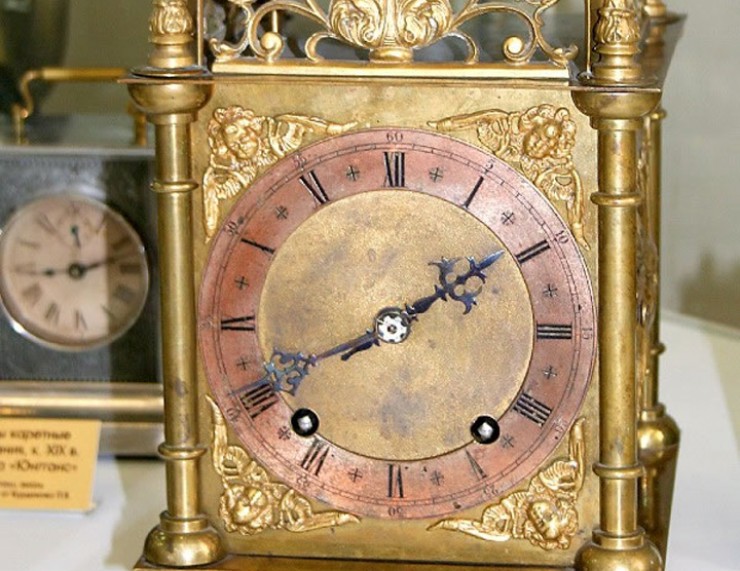 На фото — те самые старинные часы «Фонарь», которые несколько лет никак не мог завести мастер. Часы очень интересные: они выполнены в корпусе XVIII века, а часовой механизм вставлен XIX века. Почему «Фонарь»? В Европе с XVI века улицы освещались с помощью газовых фонарей. В этой форме и выполнены часы, хотя сами они не светятся. Часы уникальные, украшены изображением солнца на циферблате