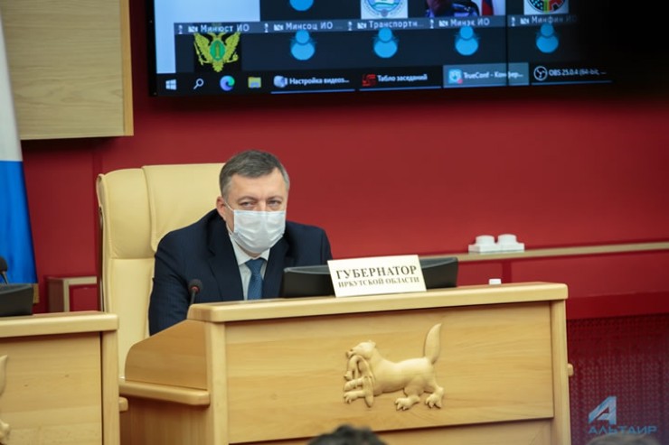 Генерал МЧС Игорь Кобзев был отправлен руководить Иркутской областью год назад вместо смещенного в декабре 2019-го с этого поста выбранного жителями региона Сергея Левченко.
