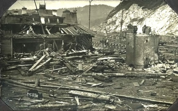На снимке фотографа Э.Гетке вид станции Байкал после взрыва состава с динамитом в ночь на 16 июля 1918 года. Именно здесь произошел бой, в котором погиб Василий Касьянов