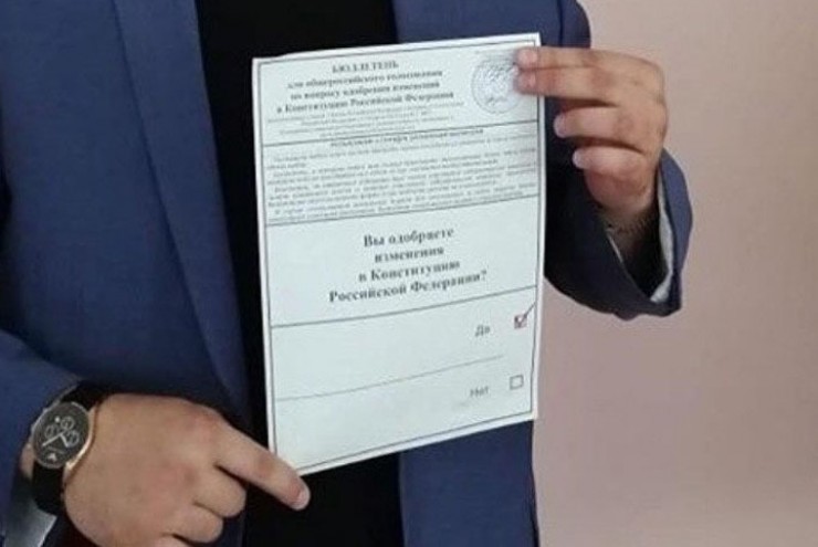 Фрагмент фото из инстаграма,  на котором иркутский чиновник позирует с заполненным бюллетенем. Простым гражданам позировать нельзя. Вспоминается Оруэлл:  «Все животные равны, но некоторые равнее других»