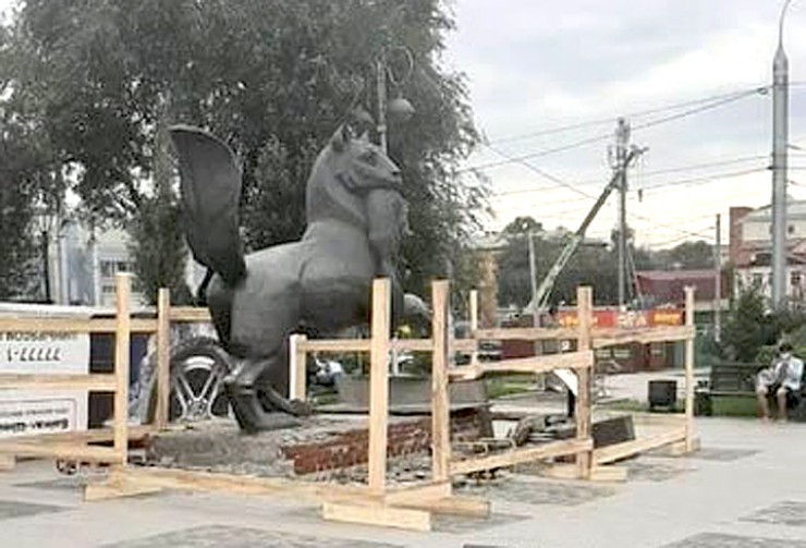 Скульптура бабра установлена в 130-м квартале Иркутска в 2012 году. За это время ремонт постамента не проводился. Фигура высотой 3,65 метра и шириной 4 метра выполнена из бронзы. Весит она около семи тонн