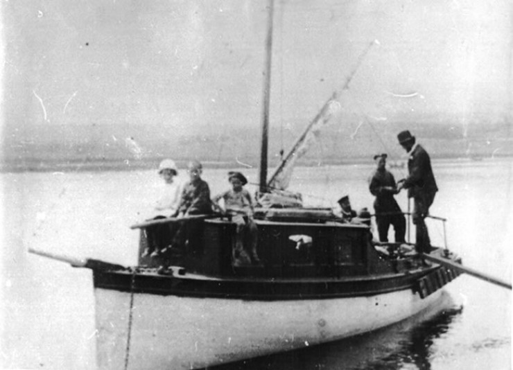 Катер «Чайка» — первое научно-исследовательское судно на Байкале. На палубе сидят дети (возможно, Женя, Таня и Дима).