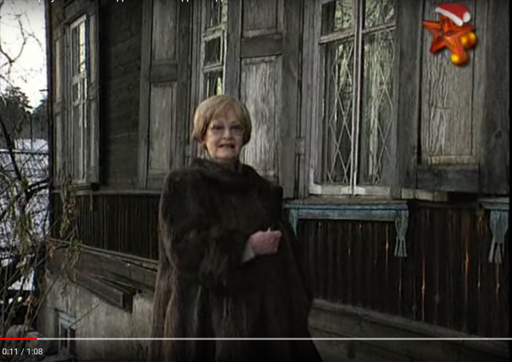 Актриса Нина Гребешкова возле дома своего супруга — знаменитого режиссера Леонида Гайдая на улице Касьянова в Иркутске Актриса Нина Гребешкова возле дома своего супруга — знаменитого режиссера Леонида Гайдая на улице Касьянова в Иркутске